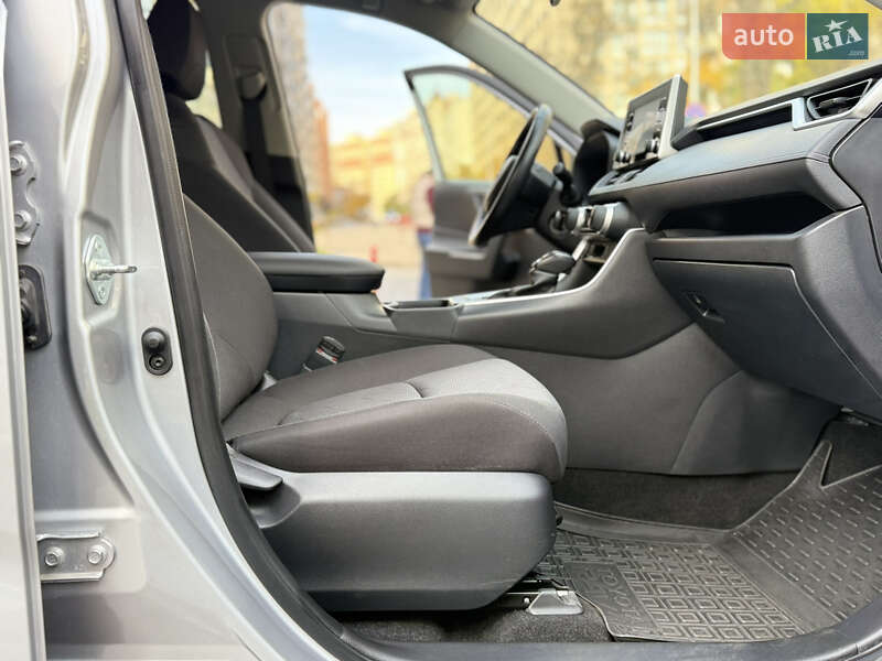 Внедорожник / Кроссовер Toyota RAV4 2019 в Киеве