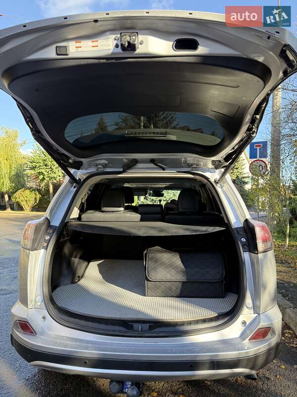 Внедорожник / Кроссовер Toyota RAV4 2016 в Ивано-Франковске