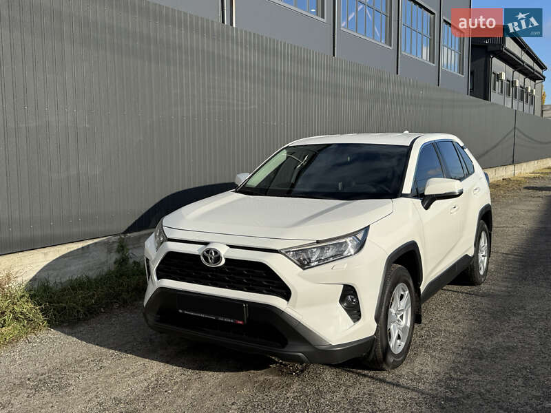 Внедорожник / Кроссовер Toyota RAV4 2021 в Киеве