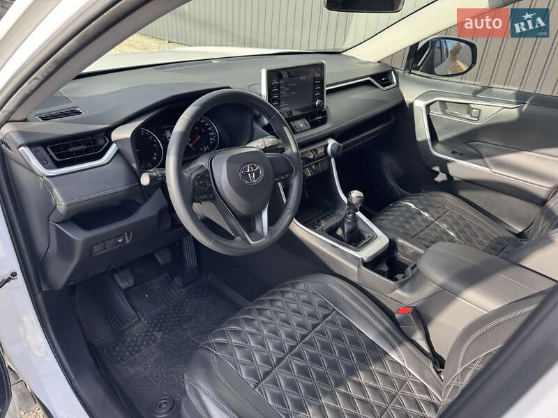 Внедорожник / Кроссовер Toyota RAV4 2021 в Киеве
