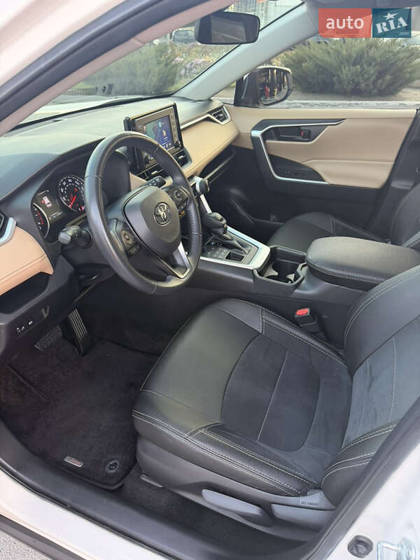 Внедорожник / Кроссовер Toyota RAV4 2019 в Днепре