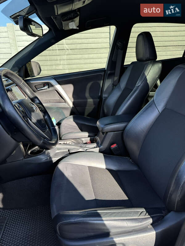 Внедорожник / Кроссовер Toyota RAV4 2017 в Кременчуге