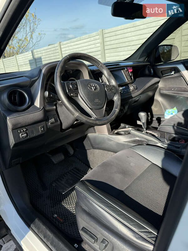 Внедорожник / Кроссовер Toyota RAV4 2017 в Кременчуге