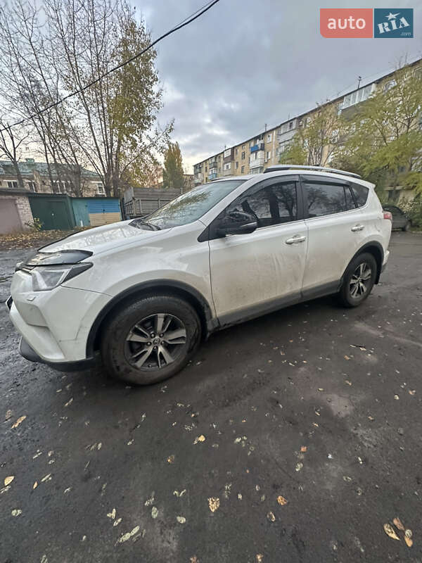 Внедорожник / Кроссовер Toyota RAV4 2017 в Першотравенске