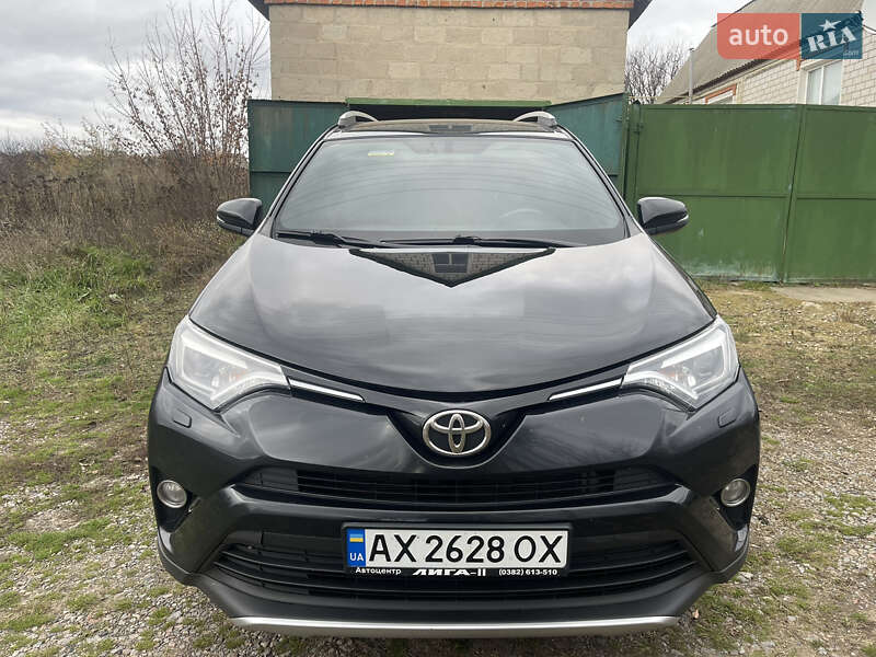 Внедорожник / Кроссовер Toyota RAV4 2017 в Новой Водолаге