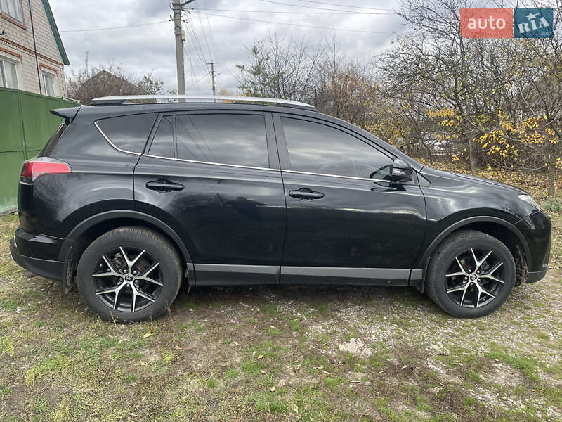 Внедорожник / Кроссовер Toyota RAV4 2017 в Новой Водолаге