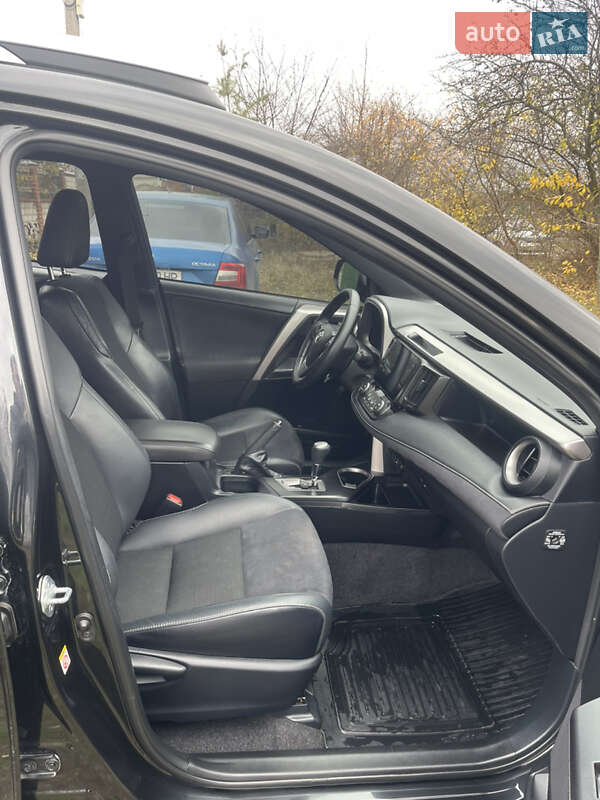 Внедорожник / Кроссовер Toyota RAV4 2017 в Новой Водолаге