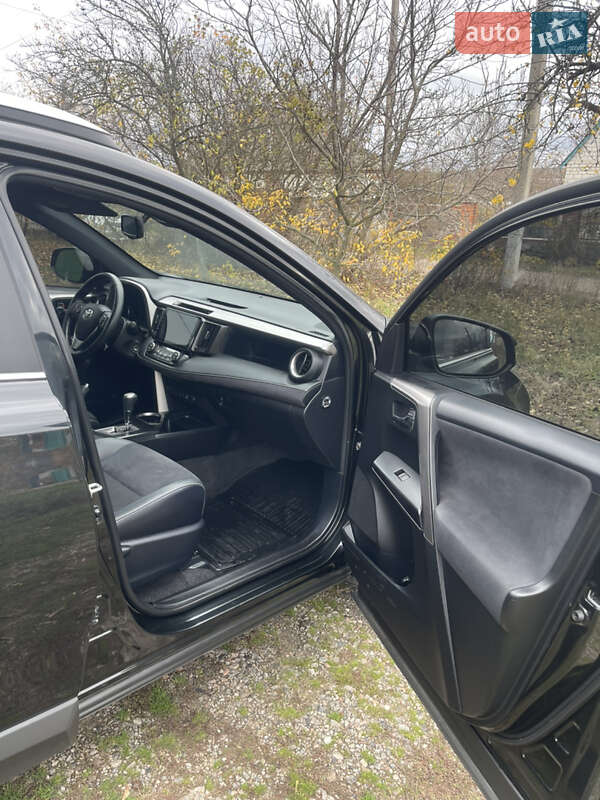 Внедорожник / Кроссовер Toyota RAV4 2017 в Новой Водолаге