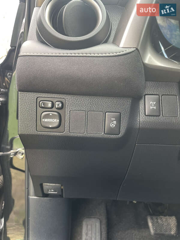 Внедорожник / Кроссовер Toyota RAV4 2017 в Новой Водолаге