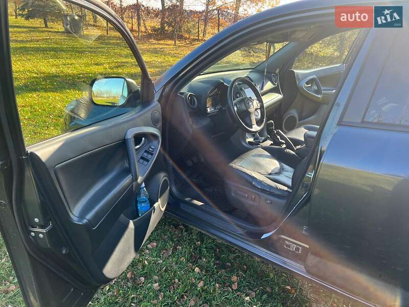 Позашляховик / Кросовер Toyota RAV4 2006 в Новояворівську
