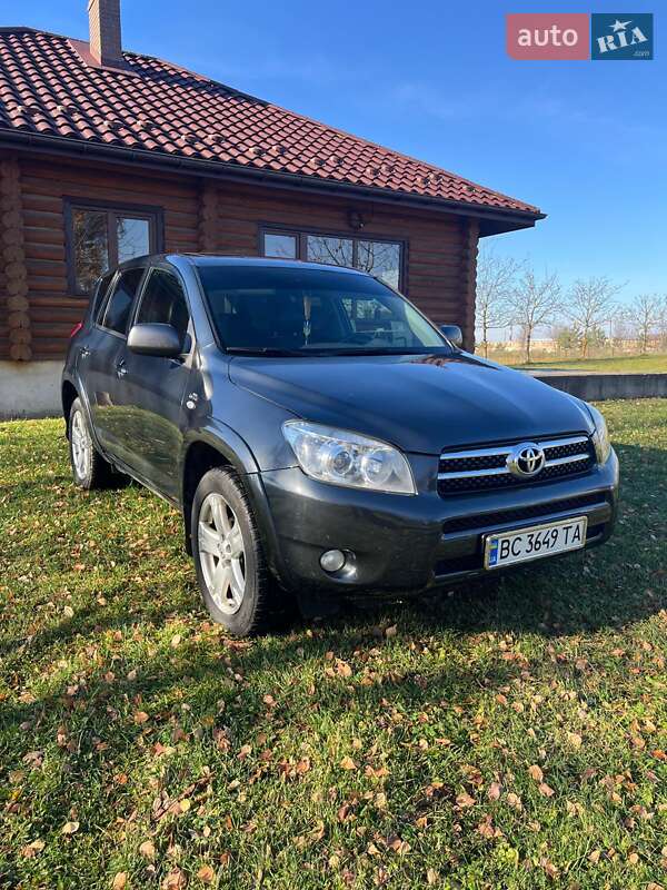 Позашляховик / Кросовер Toyota RAV4 2006 в Новояворівську