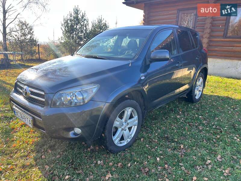 Позашляховик / Кросовер Toyota RAV4 2006 в Новояворівську