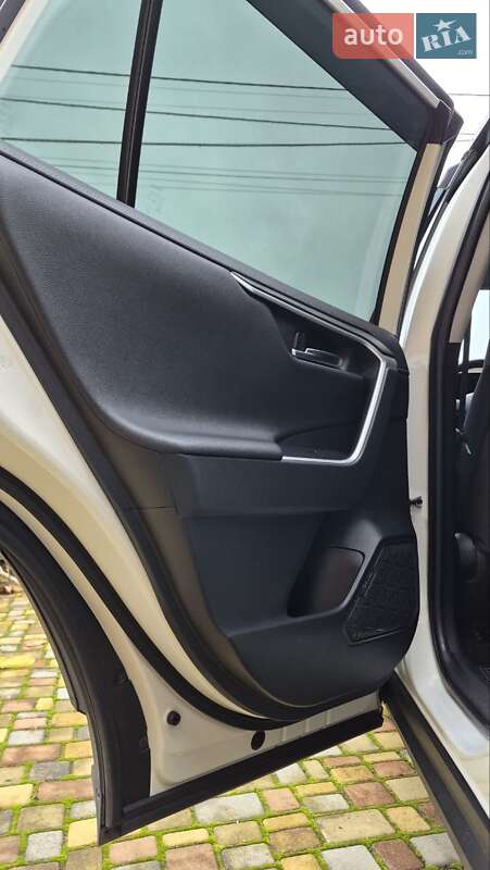 Позашляховик / Кросовер Toyota RAV4 2021 в Києві
