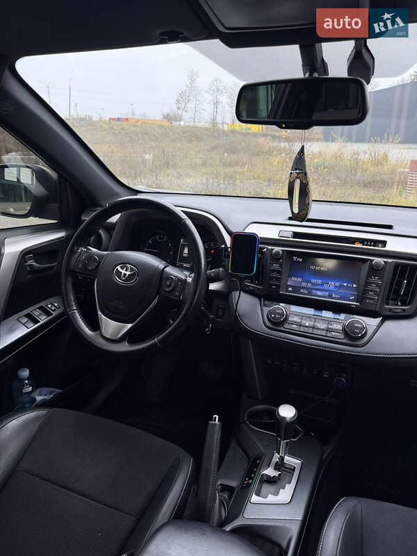 Внедорожник / Кроссовер Toyota RAV4 2017 в Хмельницком