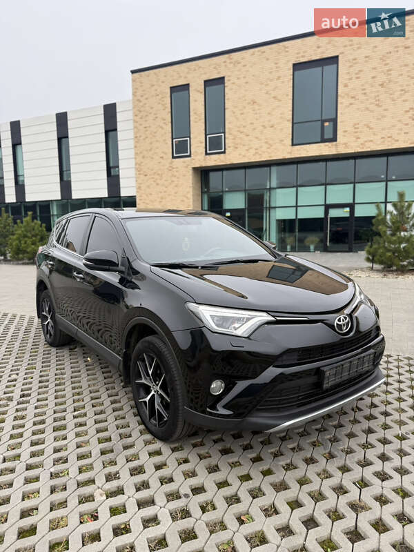 Внедорожник / Кроссовер Toyota RAV4 2017 в Хмельницком