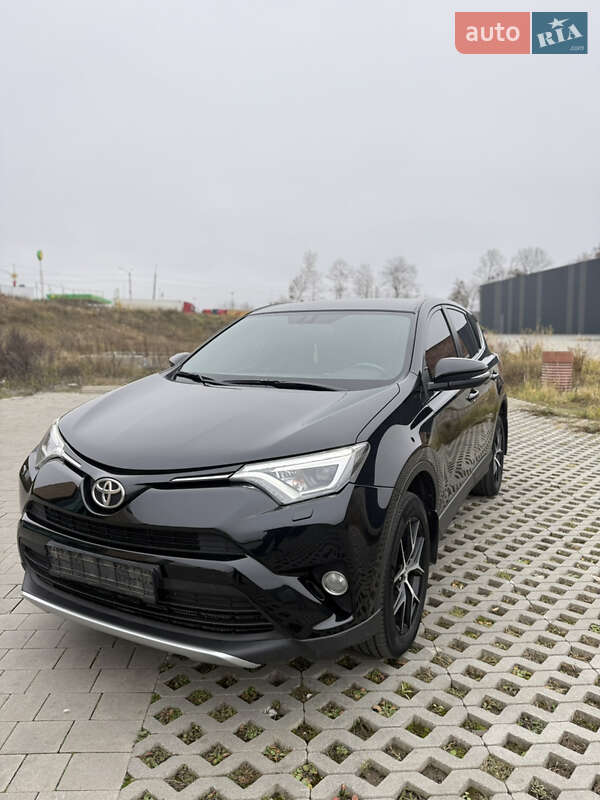 Внедорожник / Кроссовер Toyota RAV4 2017 в Хмельницком
