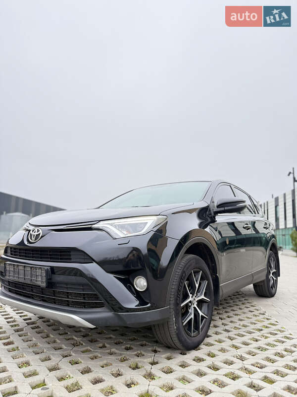 Внедорожник / Кроссовер Toyota RAV4 2017 в Хмельницком