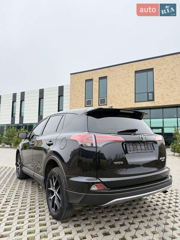 Внедорожник / Кроссовер Toyota RAV4 2017 в Хмельницком