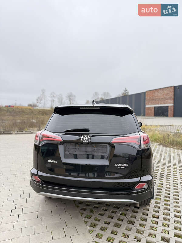 Внедорожник / Кроссовер Toyota RAV4 2017 в Хмельницком