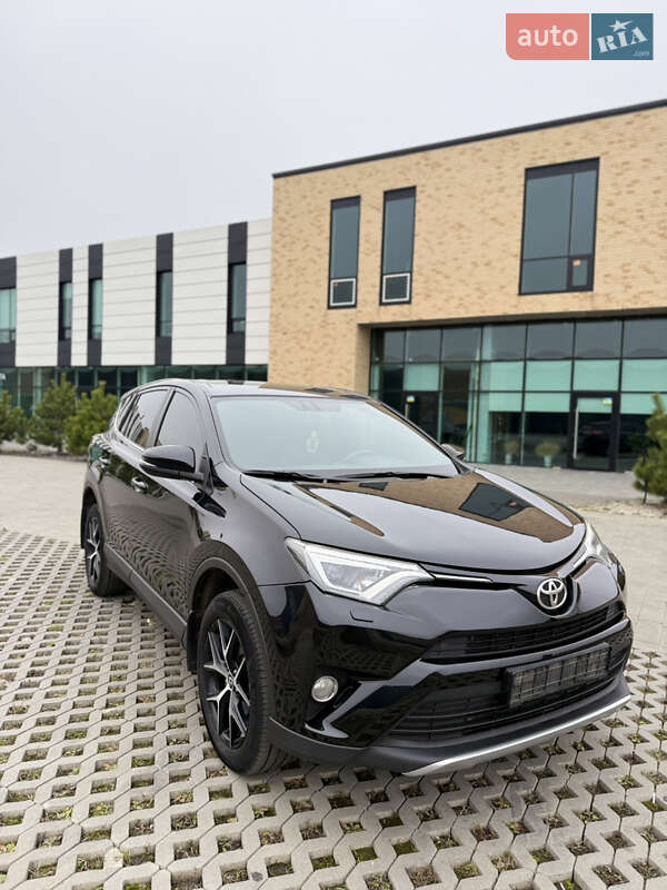 Внедорожник / Кроссовер Toyota RAV4 2017 в Хмельницком