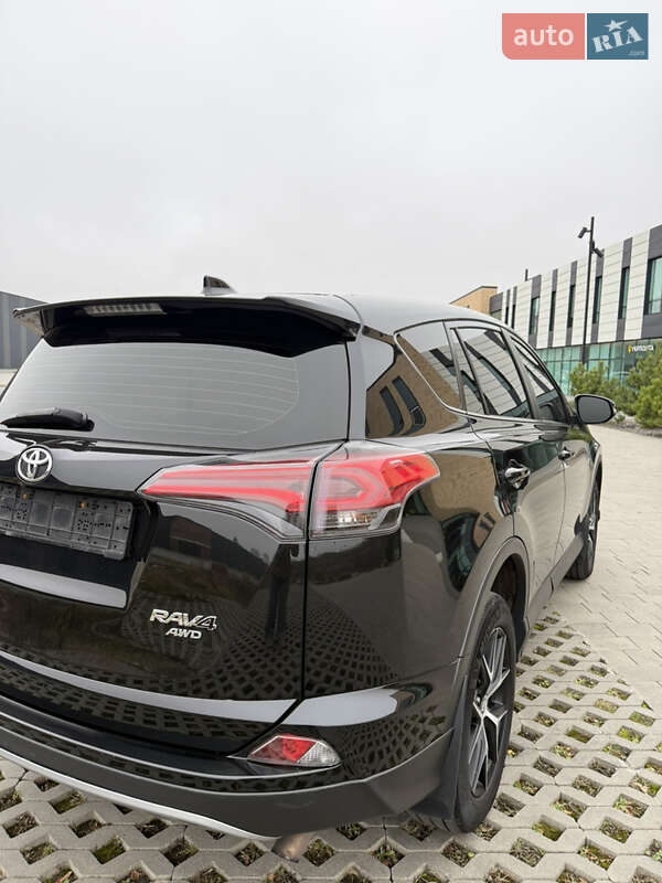 Внедорожник / Кроссовер Toyota RAV4 2017 в Хмельницком