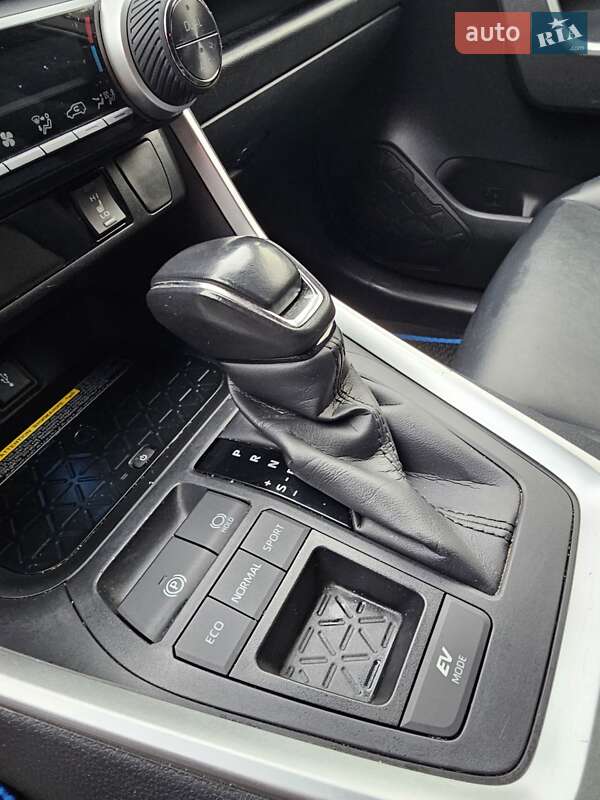 Внедорожник / Кроссовер Toyota RAV4 2019 в Киеве