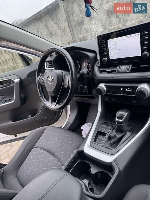 Позашляховик / Кросовер Toyota RAV4 2020 в Львові