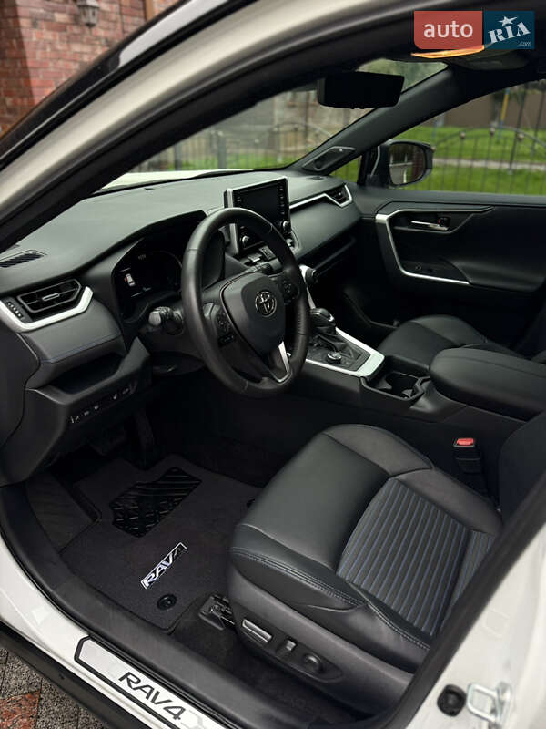 Внедорожник / Кроссовер Toyota RAV4 2021 в Киеве
