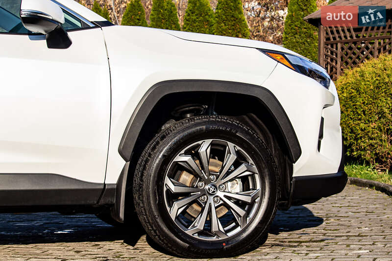 Внедорожник / Кроссовер Toyota RAV4 2025 в Львове