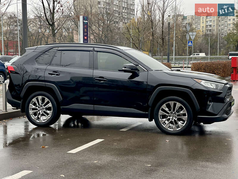 Внедорожник / Кроссовер Toyota RAV4 2019 в Киеве