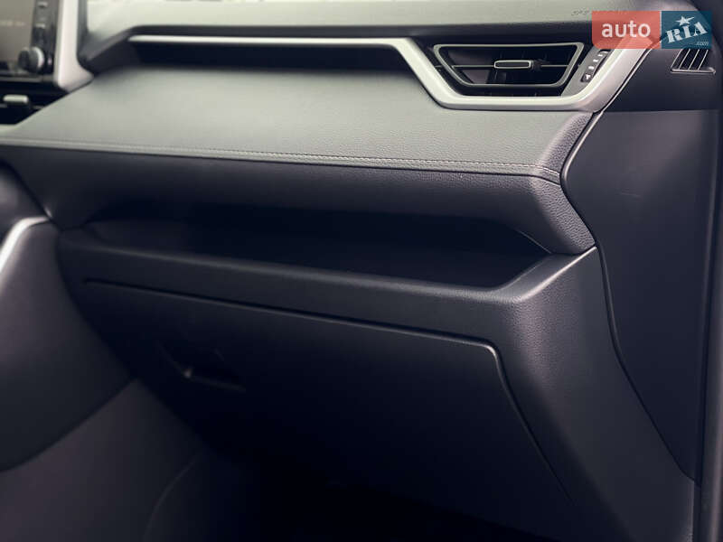 Внедорожник / Кроссовер Toyota RAV4 2019 в Киеве