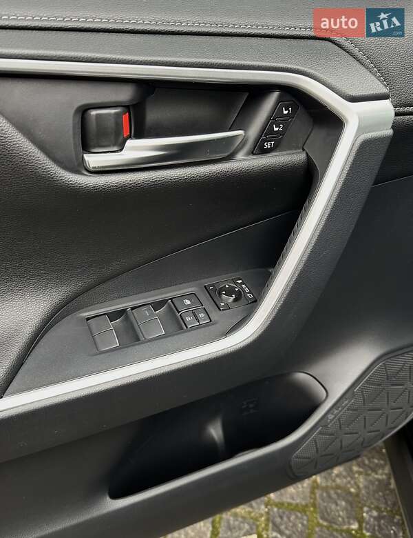 Внедорожник / Кроссовер Toyota RAV4 2021 в Днепре