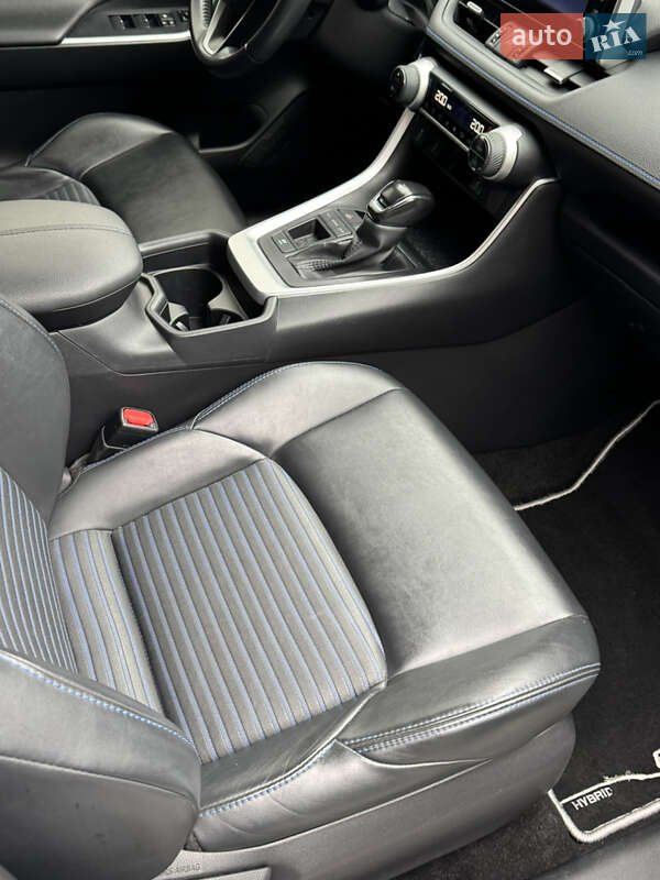 Внедорожник / Кроссовер Toyota RAV4 2018 в Киеве фото 53 Внедорожник / Кроссовер Toyota RAV4 2018 в Киеве