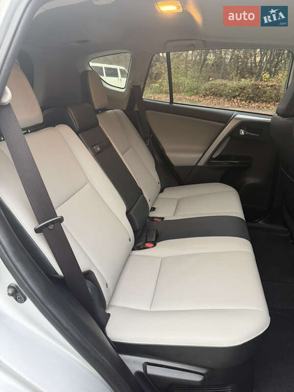 Внедорожник / Кроссовер Toyota RAV4 2016 в Львове