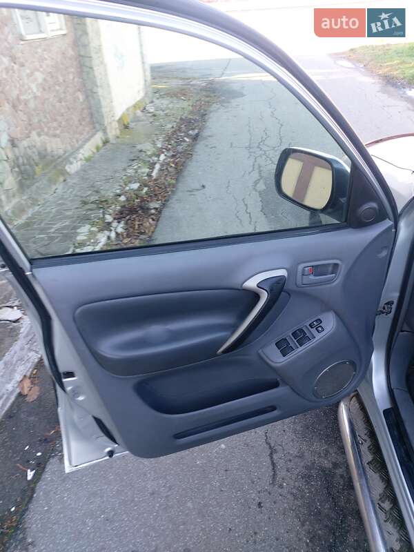 Внедорожник / Кроссовер Toyota RAV4 2001 в Стрые