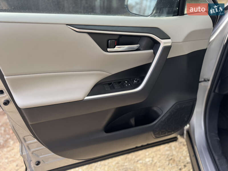 Внедорожник / Кроссовер Toyota RAV4 2019 в Киеве