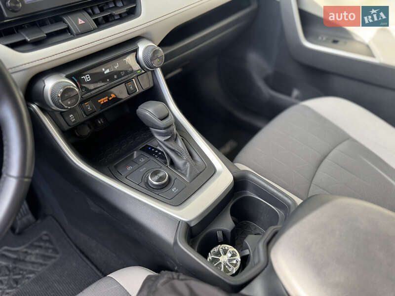 Внедорожник / Кроссовер Toyota RAV4 2019 в Киеве