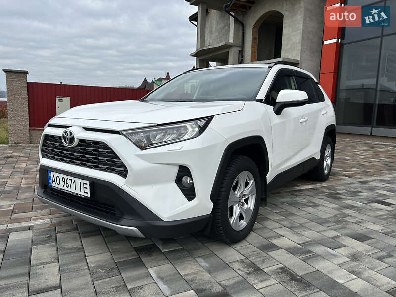 Внедорожник / Кроссовер Toyota RAV4 2019 в Тячеве