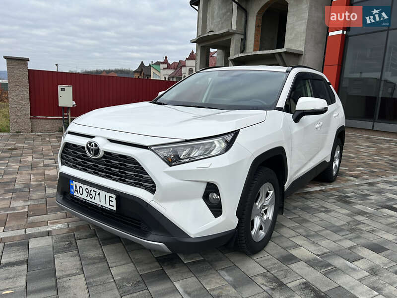 Внедорожник / Кроссовер Toyota RAV4 2019 в Тячеве