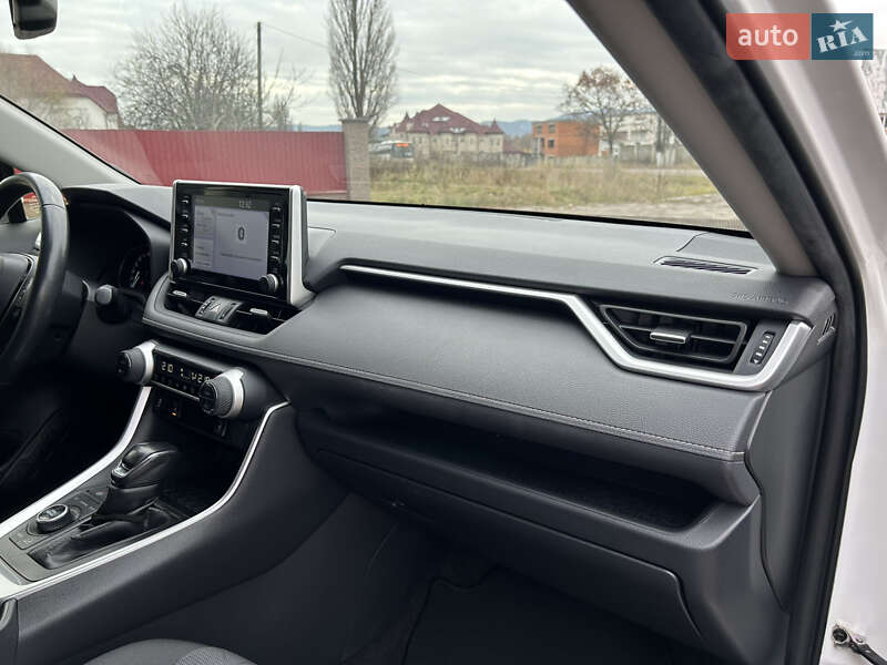 Внедорожник / Кроссовер Toyota RAV4 2019 в Тячеве