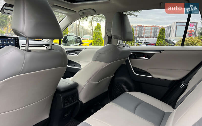 Позашляховик / Кросовер Toyota RAV4 2021 в Львові