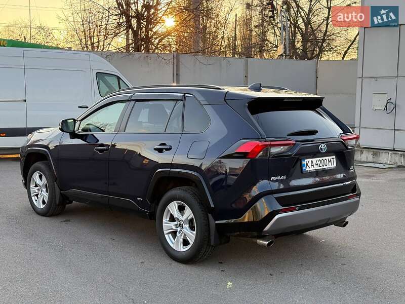 Внедорожник / Кроссовер Toyota RAV4 2020 в Киеве