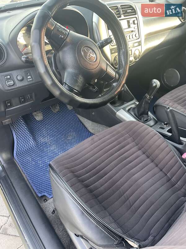 Внедорожник / Кроссовер Toyota RAV4 2005 в Звягеле