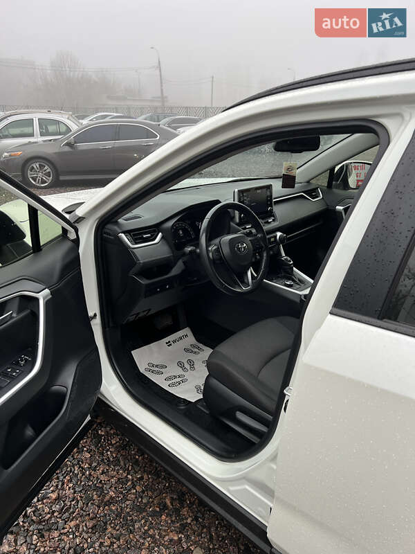 Внедорожник / Кроссовер Toyota RAV4 2019 в Черкассах