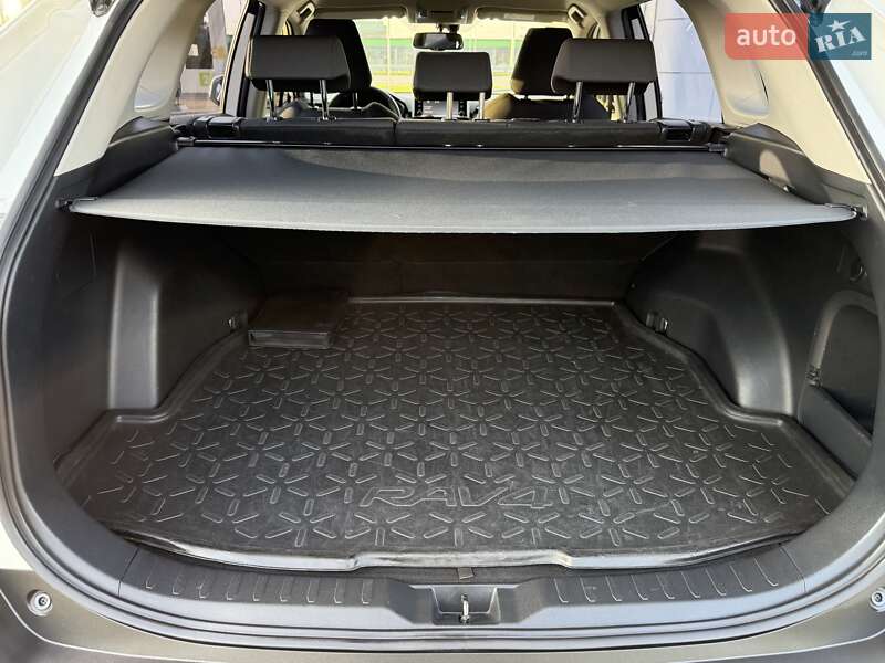 Внедорожник / Кроссовер Toyota RAV4 2019 в Днепре