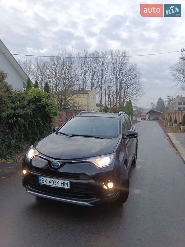 Внедорожник / Кроссовер Toyota RAV4 2016 в Ровно