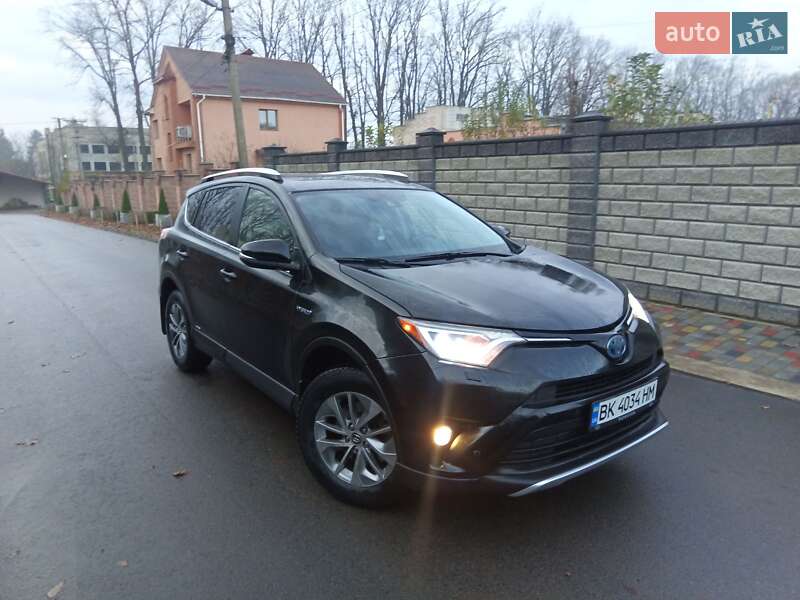 Внедорожник / Кроссовер Toyota RAV4 2016 в Ровно