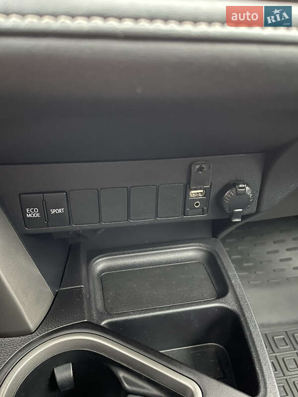 Внедорожник / Кроссовер Toyota RAV4 2018 в Киеве фото 42 Внедорожник / Кроссовер Toyota RAV4 2018 в Киеве