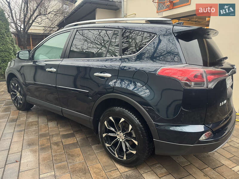 Внедорожник / Кроссовер Toyota RAV4 2017 в Киеве