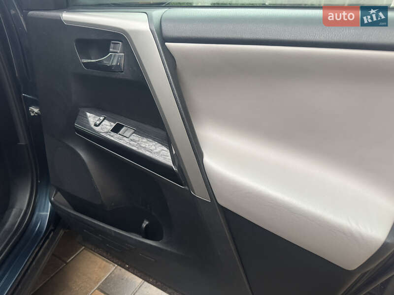 Внедорожник / Кроссовер Toyota RAV4 2017 в Киеве